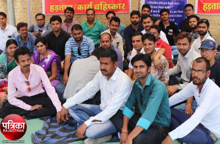 banswara बांसवाड़ा : तपती धूप में धरना दे रहे कार्मिक, सरकार व प्रशासन किसी को नहीं परवाह