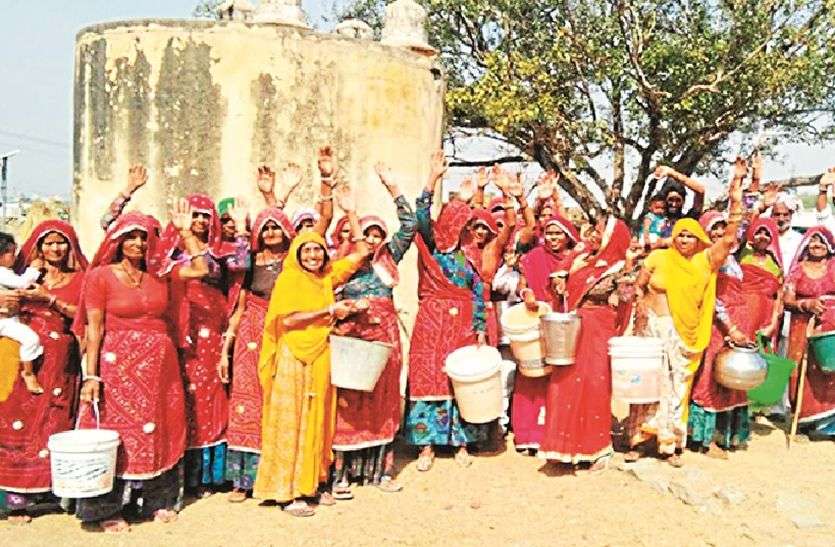 drinking water problem in shekhawati jhunjhunu शेखावाटी में पेयजल की जबरदस्त किल्लत, पीने के पानी के लिए त्राही त्राही, पढ़े ये ग्राउंड रिपोर्ट