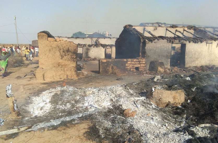 Fire caught from house आशियानों से लेकर खेत खलिहानों तक लपटों का कहर, तबाह हो रहा सब कुछ