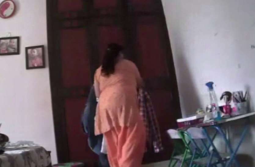 Ghaziabad इस तरह सीए के घर से 5 महीने में नौकरानी ने चुराए 23 लाख रुपये व ज्वैलरी- देखें सीसीटीवी फुटेज