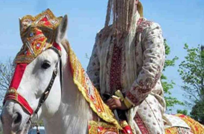 OMG: Dalit groom beaten during Marriage by upper caste OMG: खाकी बनती है सारथी तब बैठ पाता है दूल्हा घोड़ी पर राजस्थान के इस जिले से पढ़िए ये ख़बर...