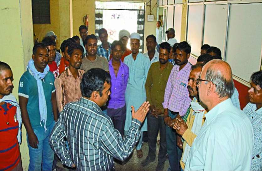 Supervisor threatened said commission will also give your father सुपरवाइजर ने धमकाया, कहा- कमीशन तो तुम्हारा बाप भी देगा