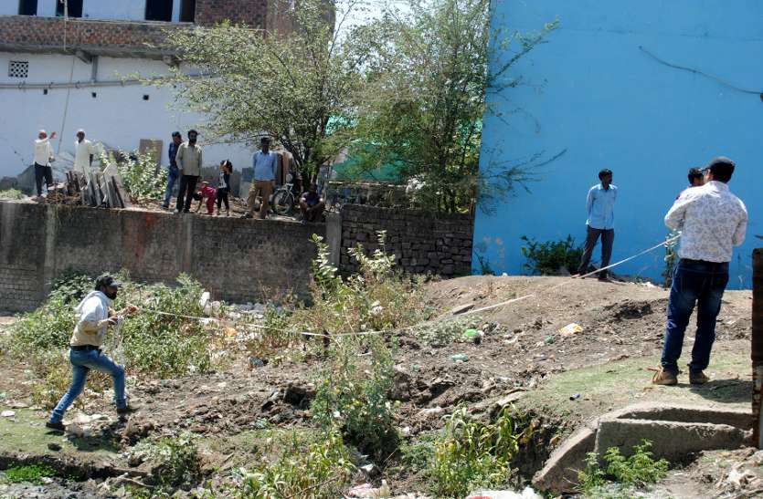 Illegal possession सवा सौ से अधिक मकान और तीन स्कूलों को टूटना है अवैध कब्जा