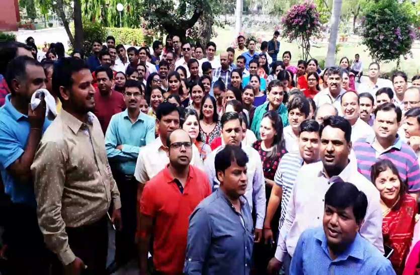 education news स्कूल को वापस लेनी होगी बढ़ी हुई फीस
