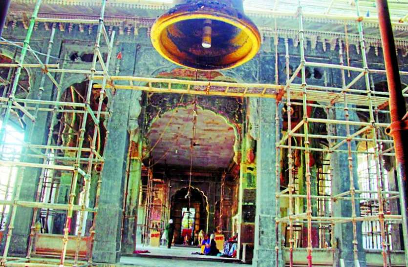 rajwabda राजबाड़ा जीर्णोद्धार की धीमी गति पर नाराज हुए कमिश्नर
