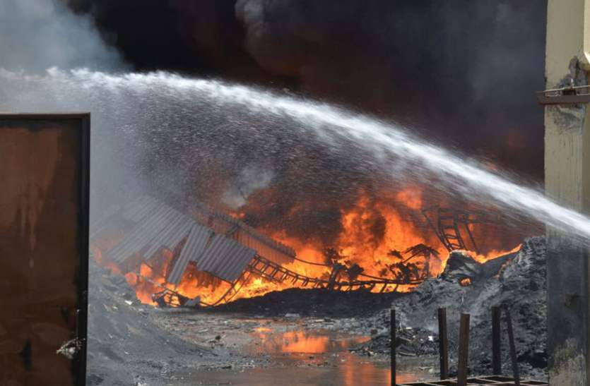 fire रेती, पानी के 60 से अधिक टैंकरों से 11 घंटों में आग पर काबू