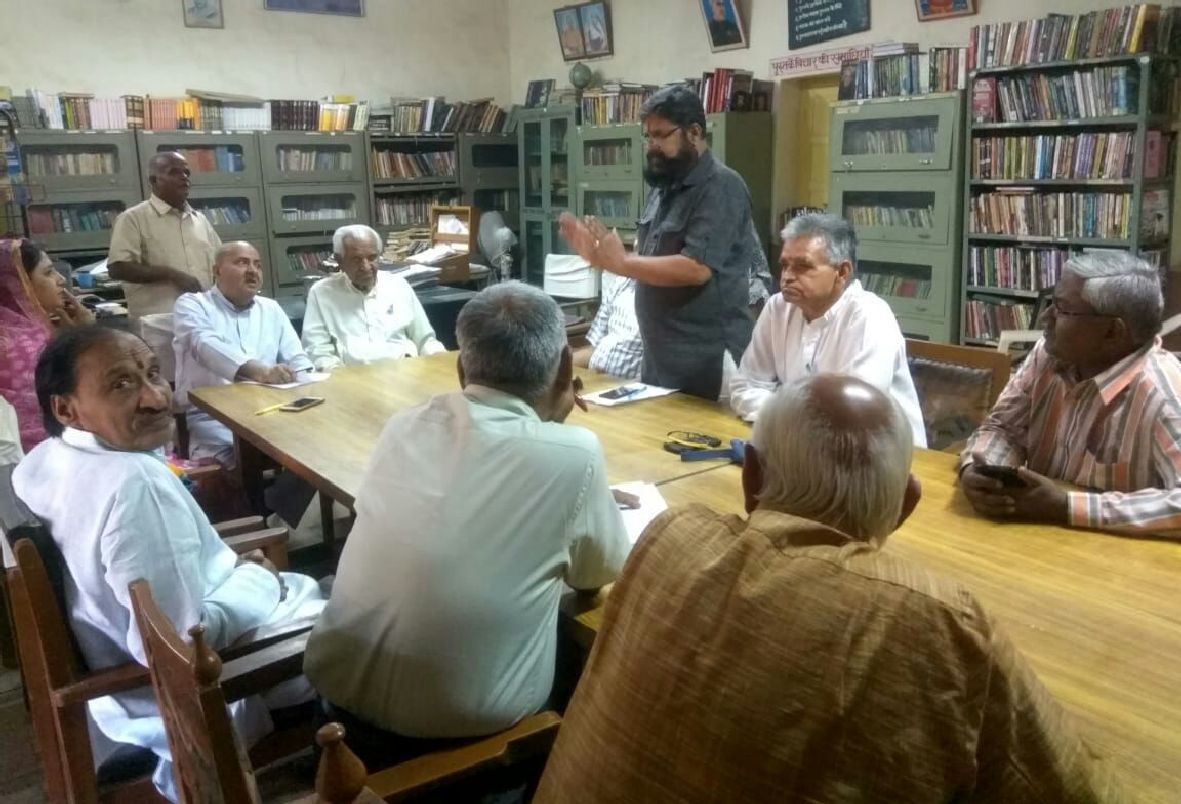 Jaisalmer patrika JAISALMER NEWS- पुस्तक है ऐसा सागर, जो इसमें उतर जाता जीवन पथ पर कभी ना अटकता