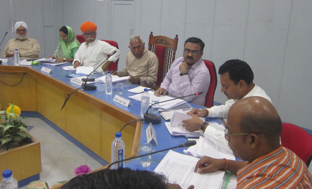 Jaisalmer patrika JAISALMER NEWS- अधिकारियों की कार्यशैली पर प्रभारी सचिव और जनप्रतिनिधियों ने उठाए ऐसे-ऐसे सवाल कि...