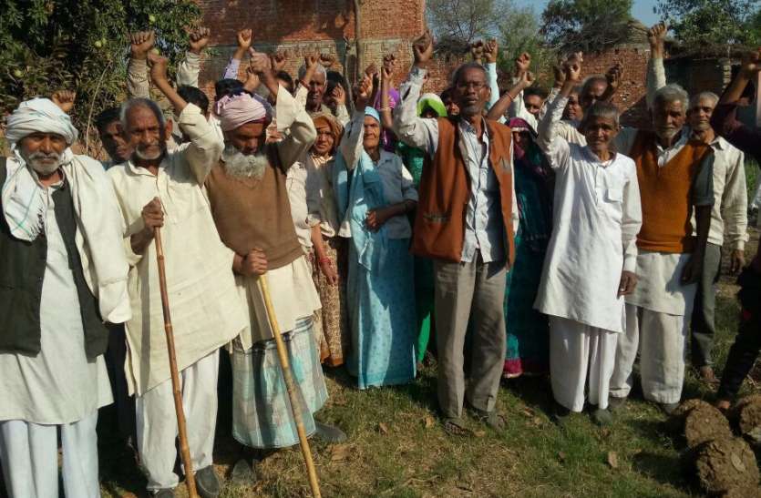 meerut मायावती ने भूमिहीनों को पट्टे की जमीन दिलार्इ थी, कोर्ट से जीतने के बाद भी अफसर कब्जा नहीं दिला रहे!