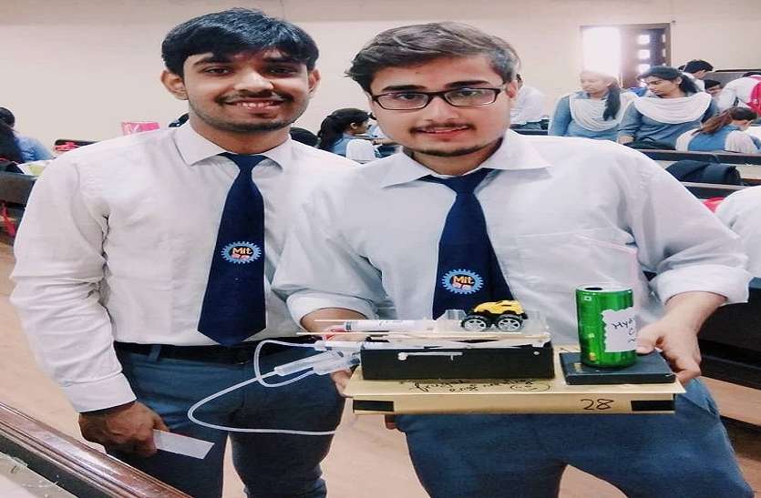 moradabad रिश्ते के भाइयों ने कबाड़ से बना डाली हाइड्रोलिक लिफ्ट
