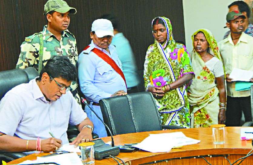jandarshan जनदर्शन में कलक्टर ने सुनी पब्लिक की फरियाद