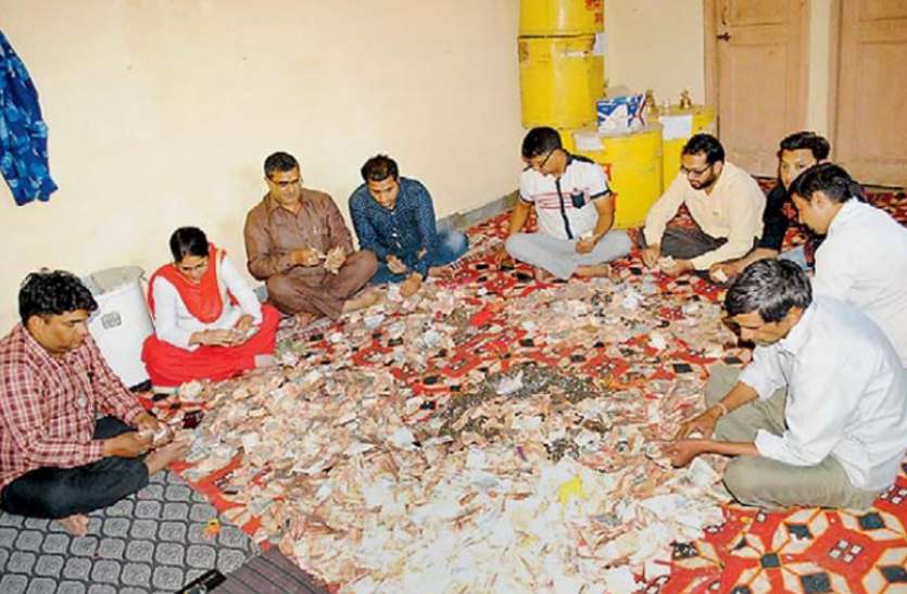 temple इस मंदिर में दानपात्र से मिले डॉलर के साथ-साथ पांच सौ और हजार के पुराने नोट, गिनती में लगे इतने कर्मचारी