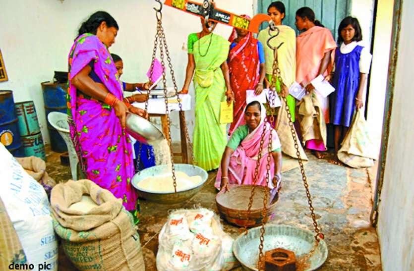 pds छत्तीसगढ़ सरकार जनता को बांट रही घटिया क्वालिटी का चावल, भड़की जनता