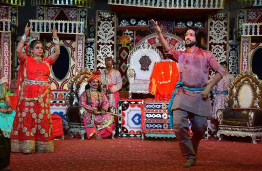 Jain Samaj News Satna panchkalayanak mahotsav vasupujya Mandir satna पंचकल्याणक महोत्सव: माता की हुई गोद भराई, नाभिराय के दरबार में पूछे स्वप्नों के फल