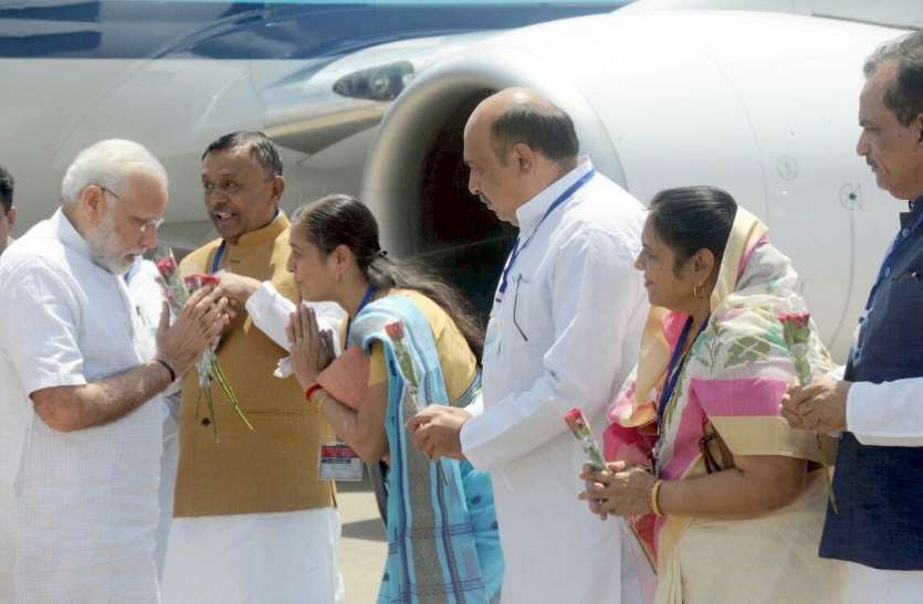 PM Modi stayed for 90 minutes at MP jabalpur airport,pm modi latest news today,pm modi latest news in hindi,prime minister of india ,modi govt schemes,narendra modi in mp,pm modi in jabalpur,pm modi in mandla,pm modi speech,jabalpur airport flight schedule,Dumna arirport,bjp news,congress news,CM Shivraj Singh,Jabalpur, पीएम मोदी को भाया एमपी का ये एयरपोर्ट, 90 मिनट तक किया स्टे