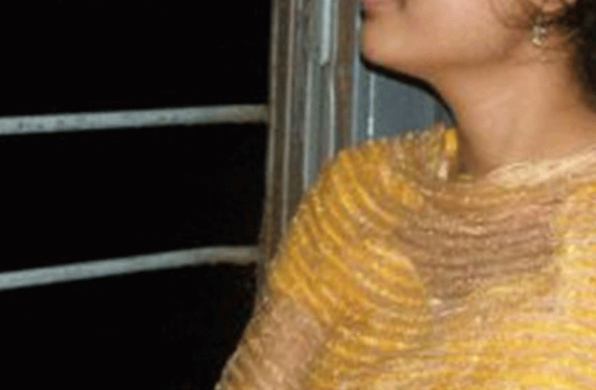 Rookie Boyfriend betrayed Girl Friend In Tarun Bazar प्रेमी के साथ ज़िन्दगी के हसीं सफर पर जाने के लिए कर रही थी ट्रेन का इंतज़ार फिर अचानक...