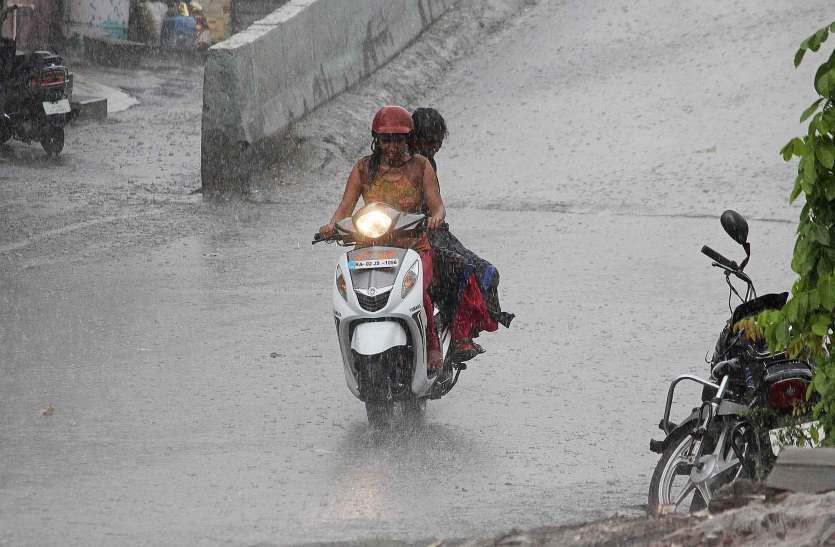 rainy बारिश के साथ आई आंधी से जनजीवन अस्त-व्यस्त