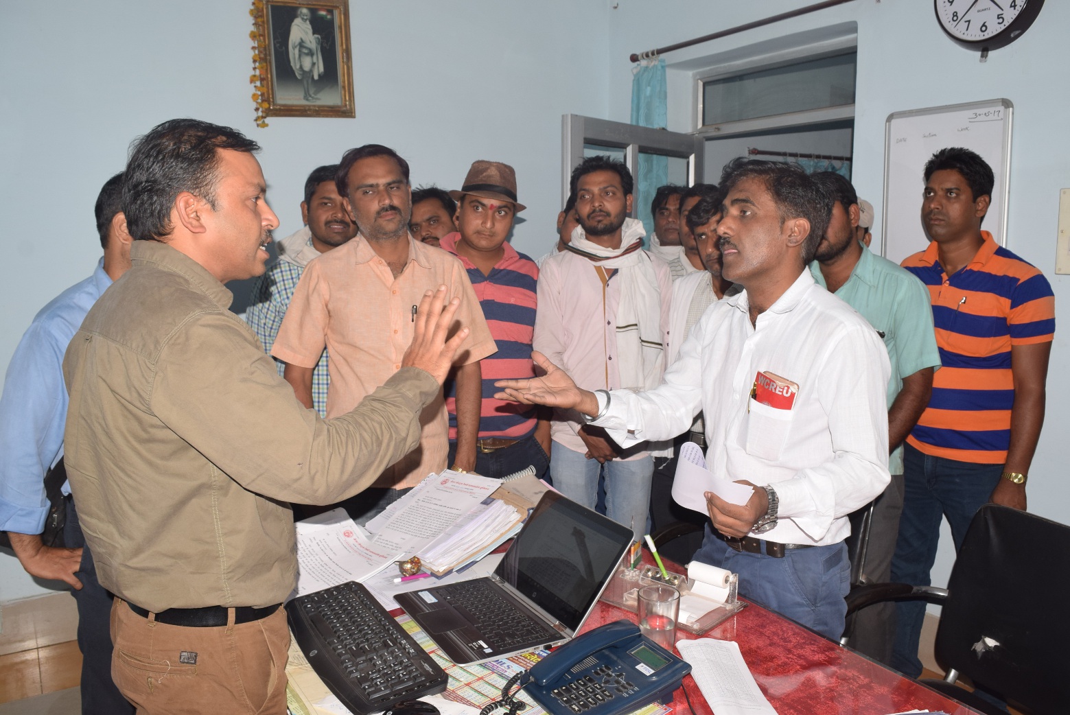 satna railway news MP के इस रेलवे स्टेशन पर एरिया मैनेजर व रेलवे कर्मचारियों के बीच हुई तू-तू-मैं-मैं, जानिए वजह