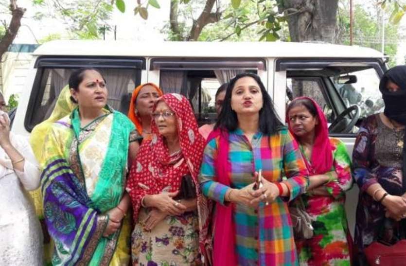 meerut इनसे भी महीना बांधने पहुंच गया सिपाही, जमकर हुआ हंगामा