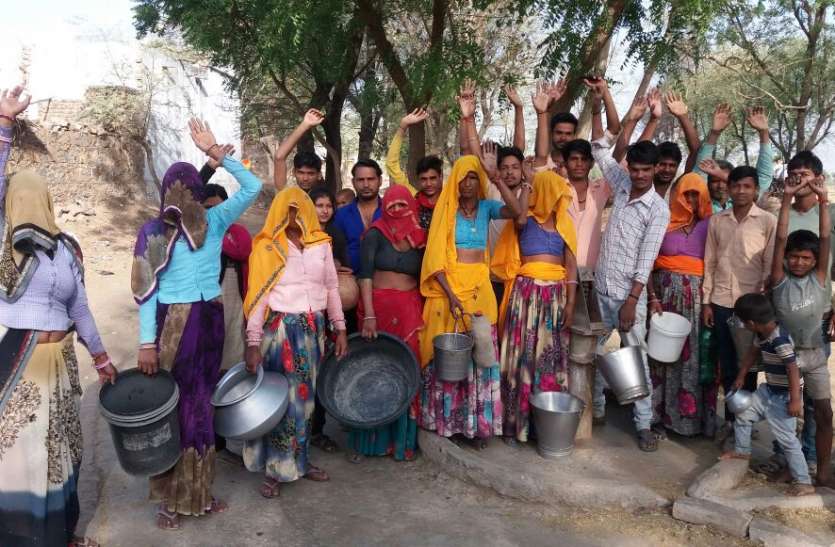locking-service-center-if-water-was-not-found पानी नहीं मिला तो सेवा केन्द्र पर ताला