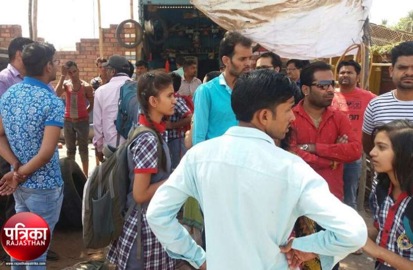 banswara बांसवाड़ा : स्कूली बच्चों से भरे दो टैम्पो को चपेट में लेने के बाद भागते समय कार में लगी आग, बच्चों में फैली दहशत