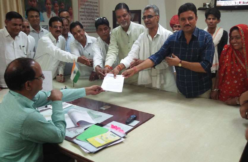 पत्र सौंपते कांग्रेस पदाधिकारी जिले में हो रहा है मनरेगा में फर्जीवाड़ा, कांग्रेस ने कलक्टर को ज्ञापन सौंप जांच कराने की मांग की