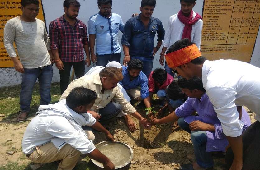 विद्यालय प्रांगण में पौधरोपण करते जेवाईएसएस कार्यकर्ता पौधरोपण कर जेवाईएसएस ने दिया पर्यावरण संरक्षण का संदेश