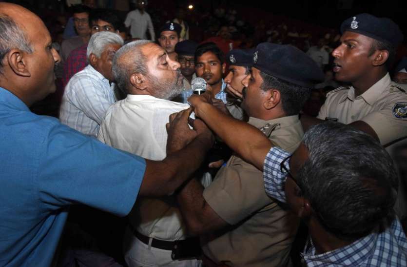 protest ग्राम सभा ना करने पर स्टेक होल्डर्स की दूसरी बैठक में भी हंगामा