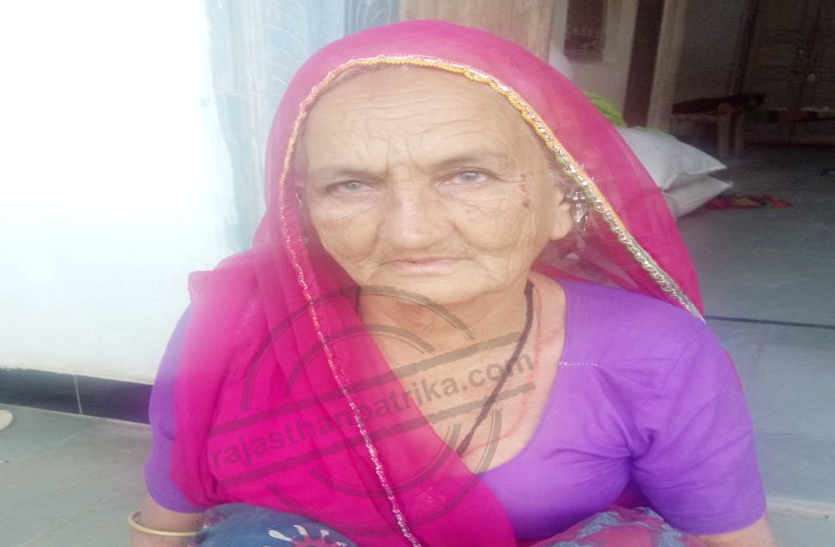 Bhilwara, bhilwara news, Geezer bike riders who rings snatch in bhilwara, Latest news in bhilwara, Bhilwara News in hindi, Hindi News in bhilwara, Latest hindi news in bhilwara घर के बाहर बैठी वृद्धा की बाइक सवारों ने नथ छीनी
