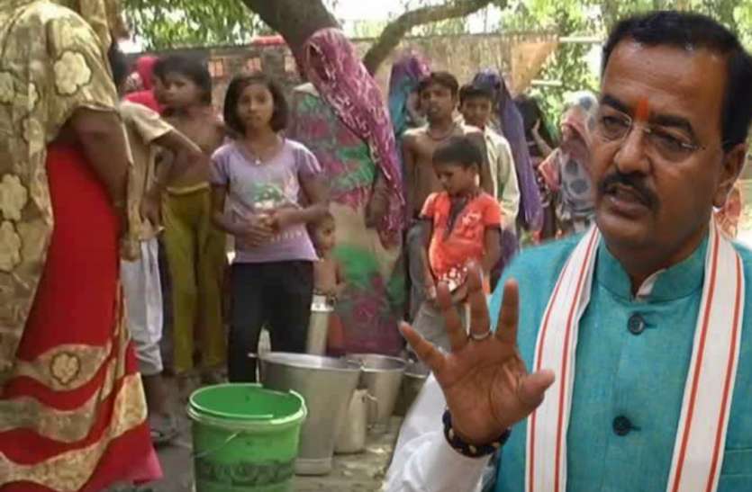 Keshav Maurya डिप्टी CM केशव मौर्य के ससुराल में पानी की किल्लत, पूरी बस्ती में सिर्फ एक हैंडपाइप