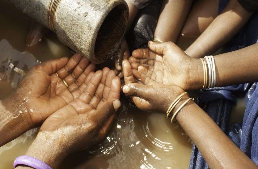 drinking water problem and electricity cutout in jhunjhunu झुंझुनूं में एक तरफ पानी की किल्लत तो लोगों के लिए बिजली कटौती भी बन हुई है परेशानी