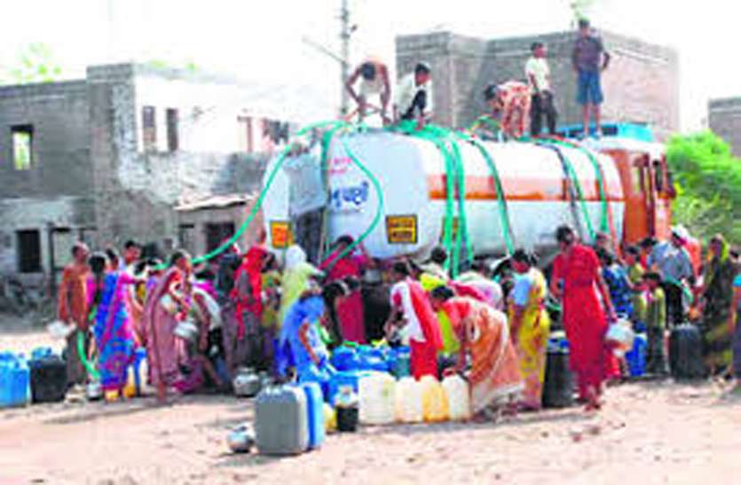 water crisis in bundelkhand बुंदेलखंड में गहराया पेयजल संकट, 39 गांवों के डेढ़ लाख लोग टैंकरों के भरोसे