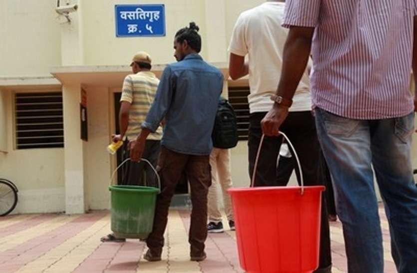 water crisis सुबह होते ही हॉस्टल में मच जाता है हड़कंप जब स्टूडेंट्स को इस वजह लगानी पड़ती है दौड़