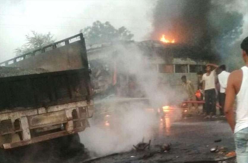 Death in road accident बस-ट्रेलर की भिड़ंत के बाद लगी आग, बस चालक जिन्दा जला