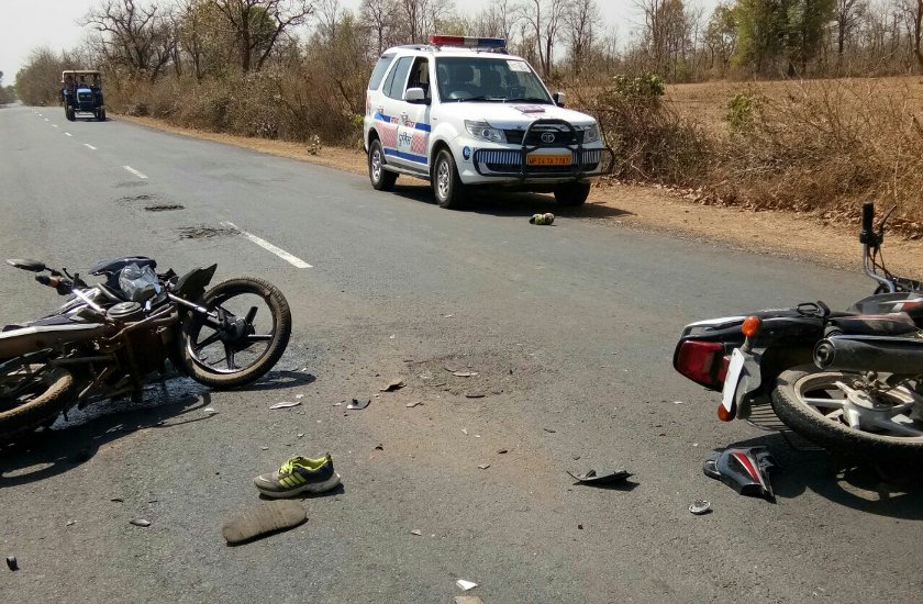 horrible accident two Bikers killed in road crash | Road Accident in NH-12:  दर्दनाक हादसे में 2 बाइक सवारों की मौत, 1 की हालत नाजुक | Patrika News