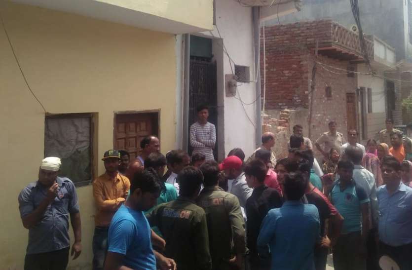 ghaziabad news गाजियाबाद में अचानक लोग हुए गुस्सा आैर मौलवी को मारने घर पहुंच गर्इ भीड़
