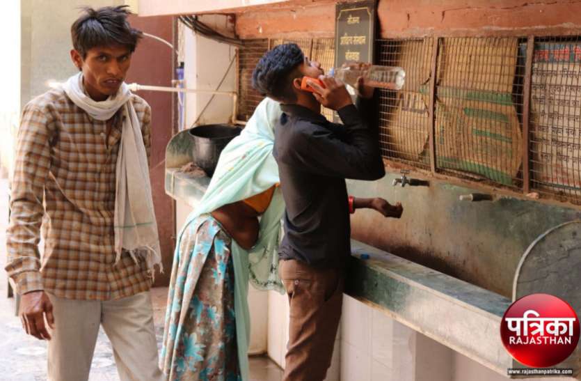 banswara बांसवाड़ा : इतनी गर्मी में आखिर कैसे बुझे प्यास, सैकड़ों मरीजों और लोगों के लिए महज तीन वाटर कूलर
