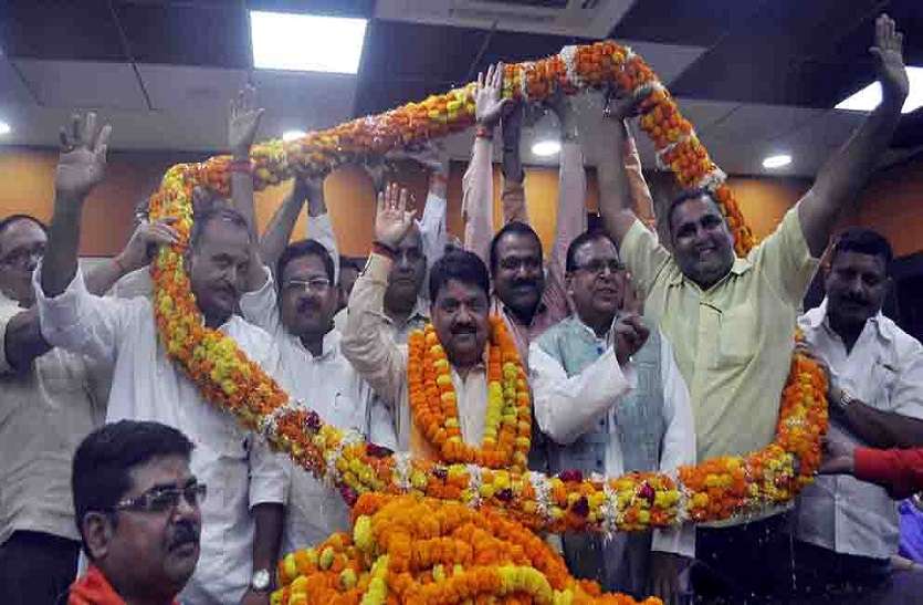 एमएलसी विजय बहादुर पाठक का स्वागत करते भाजपाई आजमगढ़ में मेरा घर है और मुझे इसका पूरा एहसास है कि मेरे कंधों पर कितनी बड़ी जिम्मेदारी है : विजय बहादुर