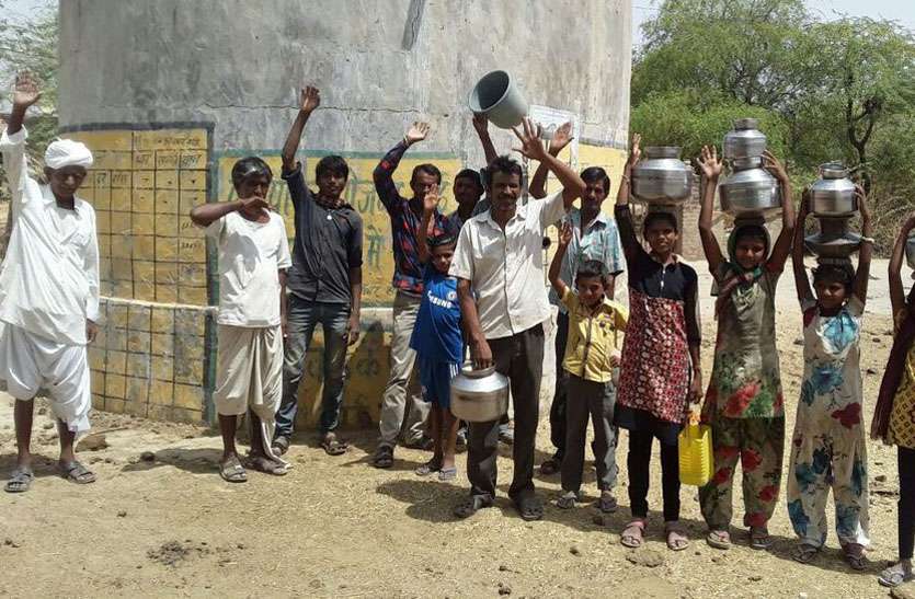Supply of salty water खारे पानी की सप्लाई के विरोध में उतरे ग्रामीण