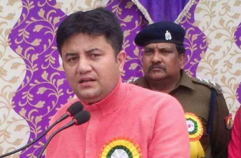 डीएम अमृत त्रिपाठी डीएम ने की बड़ी कार्रवाई, 12 लापरवाह अफसरों का वेतन रोका