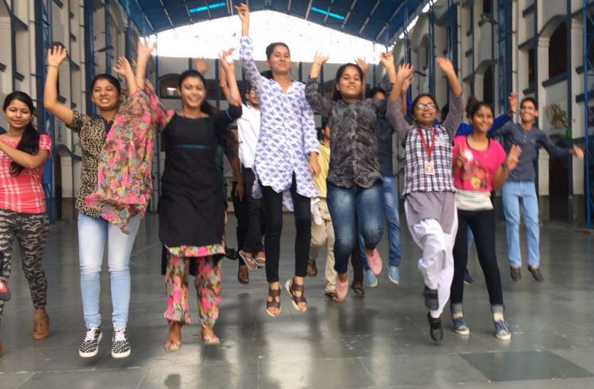 meerut UP Board Result 2018:सरकारी विद्यालयों की पढ़ार्इ पर उंगली उठाने वाले जरा ठहर जाएं, पहले इस विद्यालय का रिजल्ट देख लें