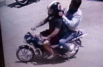 Miscreants loot Rs 85 K from private finance company employee आधी रात फाइनेंस कंपनी के डेवलपमेंट ऑफिसर से पिस्टल दिखाकर 85 हजार की लूट
