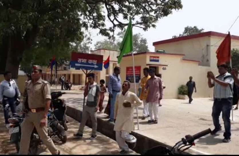 दलित को पीटा दलित के साथ अमानवीय सलूक, पेड़ से बांध जूतों से पीटा, पेशाब पिलाई