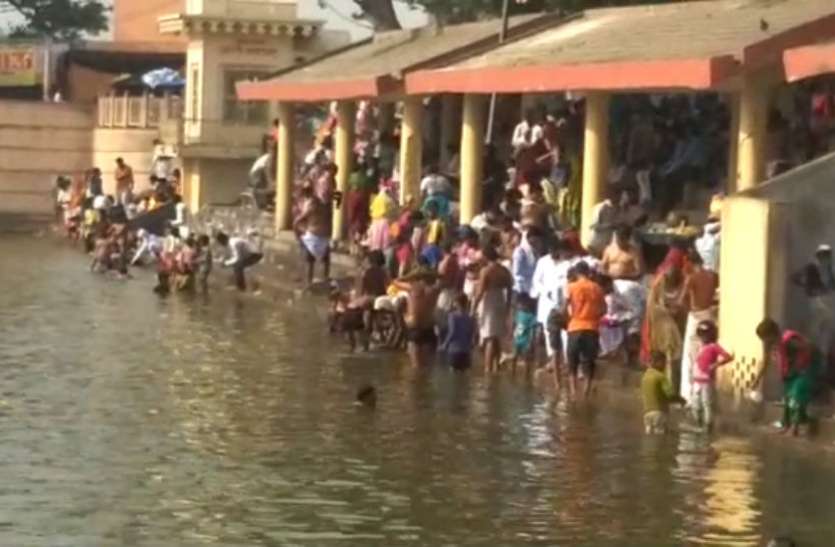 गंगा घाट बुद्ध पूर्णिमा पर गंगा घाटों पर उमड़ी भक्तों की भीड़