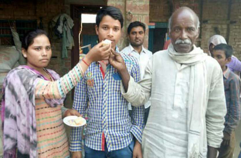 Labor Son UP Board Result: मजदूर के बेटे ने प्रदेश में हासिल किया 7वां स्थान, गांव में पानी की समस्या करना चाहता है दूर