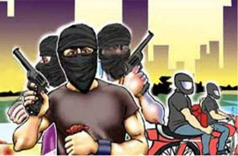 Robbery at gun point औरंगाबाद: बंदूक की नोक पर दिनदहाड़े लाखों के गहने लूटकर ले गए बदमाश, दहशत फैलाने के लिए की फायरिंग और बमबारी