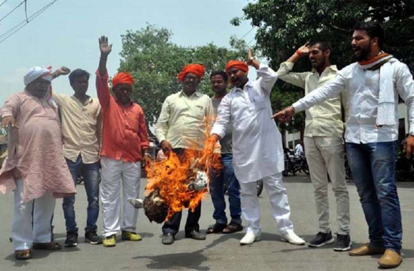 कलेक्ट्रेट चौराहे पर अलीगढ़ विश्वविद्यालय कुलपति का पुतला फूंकते हिन्दू संगठनों के लोग अलीगढ़ विश्वविद्यालय में जिन्ना की तस्वीर लगाने का हिन्दू संगठनों ने किया विरोध, फूंका पुतला