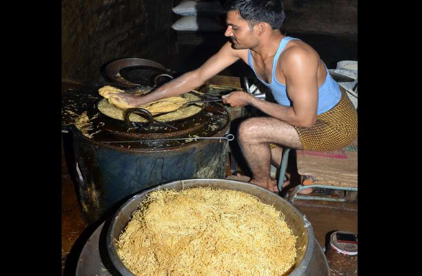 Bhujiya workers भुजिया श्रमिक हड़ताल पर, आज से भट्टियां बंद