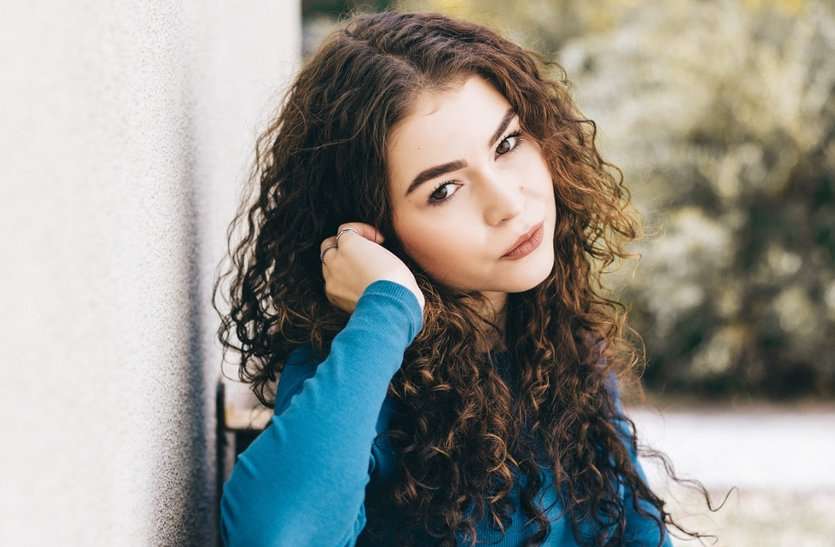 curly hairs कर्ली या वेवी हेयर हैं तो पोनीटेल नहीं बन बनाएं
