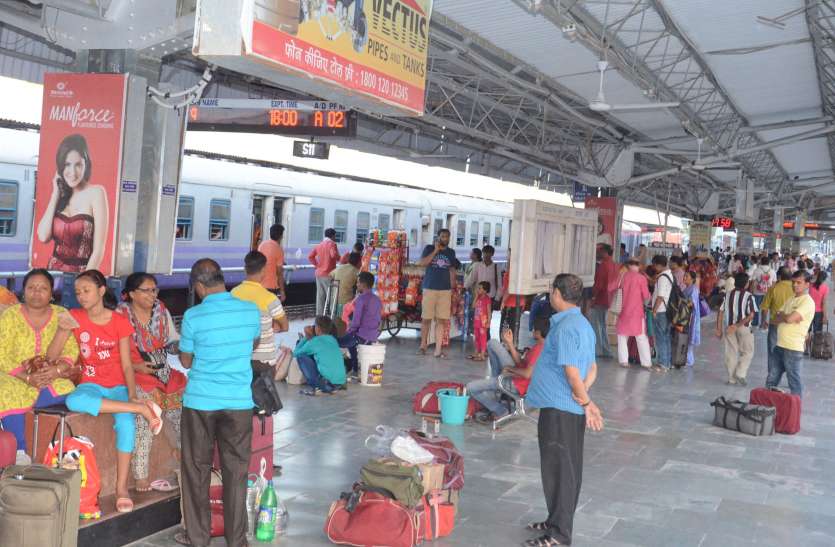 railway station लंबी दूरी की ट्रेनों में आरक्षण को लेकर मारामारी, छुट्टिया शुरू लेकिन नहीं चली स्पेशल ट्रेनें